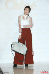 组图：安以轩斑点透明装亮相 红色长裤优雅干练