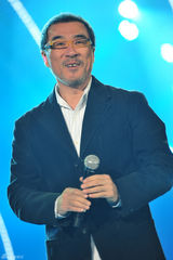 高清组图：巨星云集慈善中华行 陈小春婚后首献唱