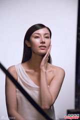 组图：李嘉欣拍摄护肤广告分享美丽秘诀