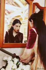 组图：张辛苑拍《冥王星》写真 显复古冷艳气质