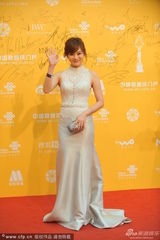 组图：韩星蔡琳与男友高梓淇首度现身 亲密耳语