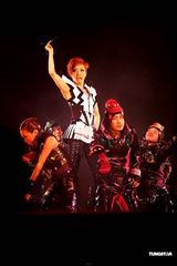 高清图：郑秀文台湾再度开唱 穿婚纱大唱许志安名曲