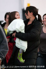 幻灯：苏瑞探班妈妈新戏 遇狗仔秀红短袖裙抢镜