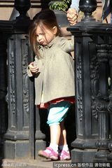 组图：杰西卡-帕克接女儿放学妹妹得宠姐姐吃醋