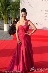 组图：惠英红亮相百花红毯 鲜红长裙气场强大