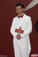 组图：张晨光郝平《大当家》发布会上演抢媳