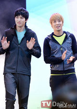 组图：韩团CNBLUE休闲装宣传清新帅气