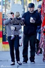 组图：P!nk全家三人出行 共享天伦惹人羡