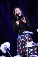 组图：叶倩文《歌声传奇》性感与老外贴身热舞