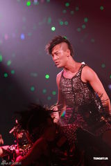 组图：林峰红馆个唱收官帅气引尖叫 草蜢关菊英助阵