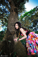 组图：女星徐黛妮秋日户外照 香肩美腿展婀娜身姿