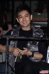 组图：罗志祥开演唱会 强抱蔡依林索吻掀高潮