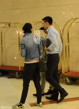 组图：张瑶与老公看话剧秀恩爱偶遇张亚东