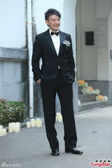 组图：张震大婚献吻娇妻 亲手为新娘提裙摆