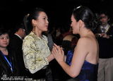 组图：巩俐章子怡两代谋女郎 台下执手热聊显亲密