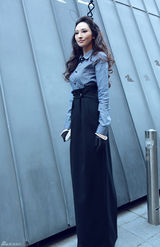 组图：吴佩慈戴兔耳看秀 扮相清新可爱