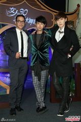 组图：唐禹哲对同性友人上下其手 对方直呼享受