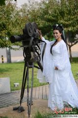 北影女学生扮小龙女举牌迎新 获赞清丽脱俗(图)