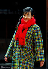 幻灯图：何彦霓年代写真曝光 红围脖造型抢眼