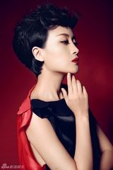 组图：傅淼红黑复古大片曝光 高贵女王气场强大