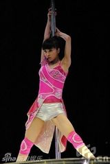 组图：蔡依林练成高难度钢管舞 网友唤冲击奥运