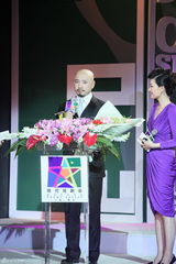 组图：徐峥捧大奖自称有新人感觉 笑与吕凉比帅