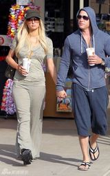 高清组图：帕丽斯-希尔顿和男友逛街十指相扣秀恩爱