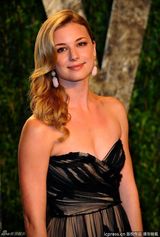 高清组图：艾米丽-万凯普薄纱礼服亮相秀美胸