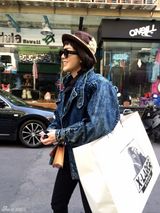 组图：小狐女夏梓桐台北街拍 小丸子发型酷劲足