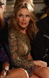 高清组图：凯莉-米洛亮相米兰时装周华服美艳