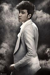 组图：张睿全新质感大片 彰显型男深邃魅力