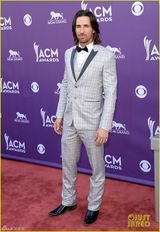 组图：米兰达笑傲乡村奖 泰勒携帅大叔献唱