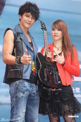 组图：汪东城摇滚风会歌迷 否认与炎亚纶有心结