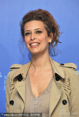 幻灯图集：《与人为善》记者会 两女星勾肩搭背出场