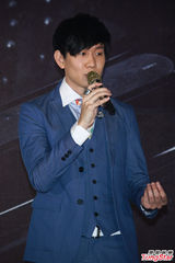 组图：林俊杰发布新专辑 秀棒球阳光帅气