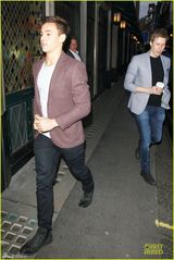 组图：戴利与男友约会 嘴角含春甜蜜注视