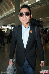 组图：刘德华急离港避台风 20余名粉丝护送