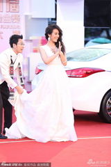 组图：欧开合唱团白色造型 女团员获专人提裙摆