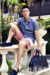 组图：陆毅鲍蕾海边秀甜蜜 相信爱情始终如一