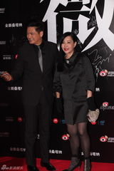 组图：2012新浪微博之夜红毯-发哥发嫂恩爱牵手