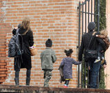 高清图：布拉德-皮特拖家带口庆复活节 变超级奶爸