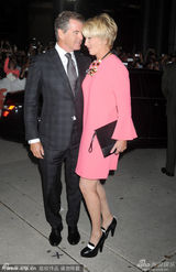 组图：艾玛新片首映掉鞋 布鲁斯南搀其下台