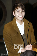 组图：朴施厚与粉丝共同收看《清潭洞》大结局