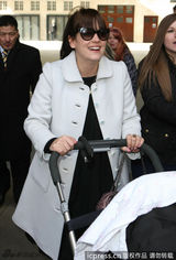 组图：莉莉艾伦携宝宝做客节目 墨镜遮面心情好