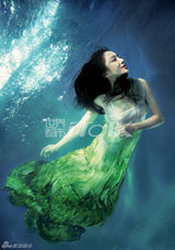 组图：李依晓水下大片梦幻飘逸