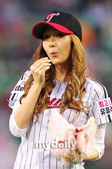 组图：少女时代成员Jessica担任棒球比赛开球员