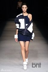 组图：孔孝真CL等助阵时装周 李秀赫亮相T台