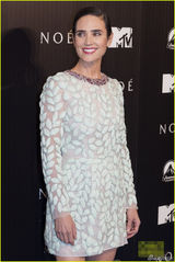 组图：艾玛-沃特森黑白简约装现身 大展深V诱惑