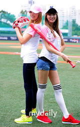 组图：After school两成员棒球赛开球英姿飒爽