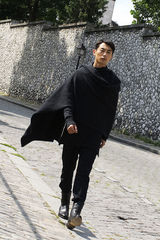 高清图：朱亚文街拍披肩外套开衫围巾一件即可